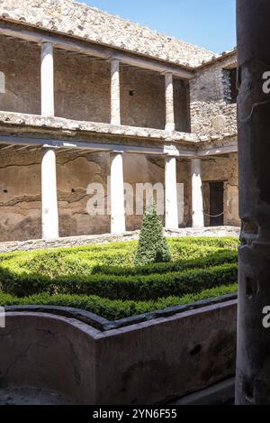 POMPEI, ITALIA, 4 MAGGIO 2022, cortile in una tipica villa romana dell'antica Pompei, Italia meridionale Foto Stock