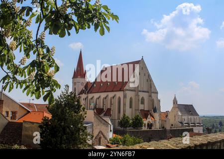 Vista panoramica della chiesa di San Nicola Deanery a Znojmo, Repubblica Ceca, Europa Foto Stock