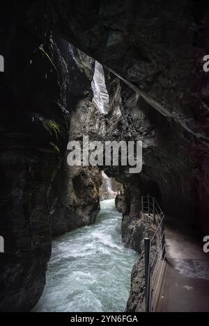 Escursione attraverso la suggestiva gola di Partnach vicino a Garmisch-Partenkirchen nelle Alpi Bavaresi, Germania, Europa Foto Stock