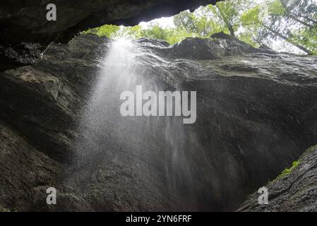 Escursione attraverso la suggestiva gola di Partnach vicino a Garmisch-Partenkirchen nelle Alpi Bavaresi, Germania, Europa Foto Stock