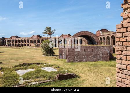 Cortile abbandonato all'interno di Fort Jefferson sull'isola di Dry Tortuga, Stati Uniti, Nord America Foto Stock