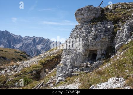 Resti di un bunker militare sul Monte piano nelle Alpi dolomitiche, costruito durante la prima guerra mondiale, il Tirolo meridionale Foto Stock