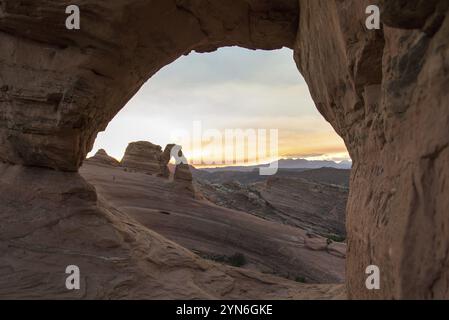 Alba su delicate Arch nell'Arches National Park, Stati Uniti, Nord America Foto Stock