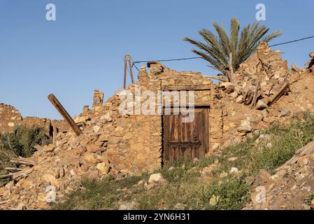 Bellissimo piccolo villaggio Oumesnat con case in argilla tipica nelle montagne anti-Atlante del Marocco Foto Stock