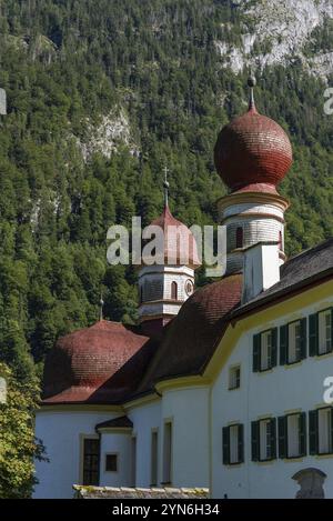 Piccola chiesa di San Bartolomeo sul lago Koenigssee nelle Alpi Bavaresi, Germania, Europa Foto Stock