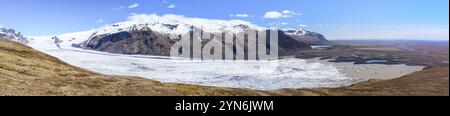 Vista panoramica sul ghiacciaio Skaftafell in una giornata estiva di sole, Islanda, Europa Foto Stock