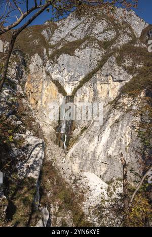 Iconica cascata di Boka nella valle del Soca nelle Alpi Giulie, Slovenia, Europa Foto Stock