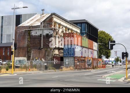 CHRISTCHURCH, NUOVA ZELANDA, 16 DICEMBRE 2022, casa distrutta dal terremoto del 2011 messa in sicurezza da container, Christchurch, Isola del Sud della nuova Zelanda Foto Stock