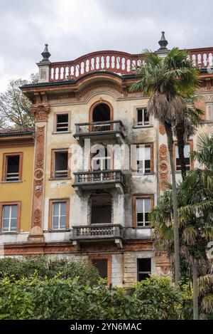 Rovina di un vecchio palazzo alberghiero a Bellagio sul lago di Como, Italia, Europa Foto Stock