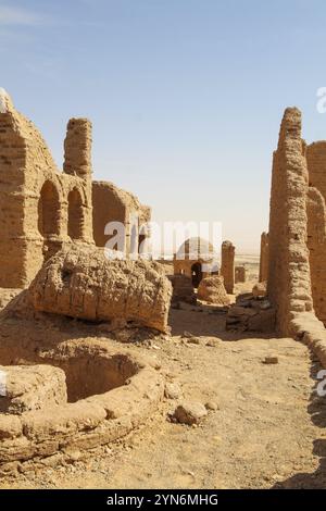 Antica necropoli cristiana di al Bagawat in Egitto, resti di una vecchia chiesa Foto Stock