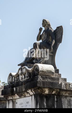 Splendida statua su una cripta di un cimitero di New Orleans, Stati Uniti, Nord America Foto Stock