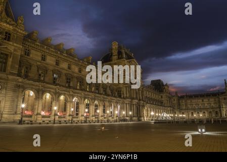 PARIGI, FRANCIA, 13 MAGGIO 2022, il famoso Palazzo del Louvre parigino all'alba, Francia, Europa Foto Stock