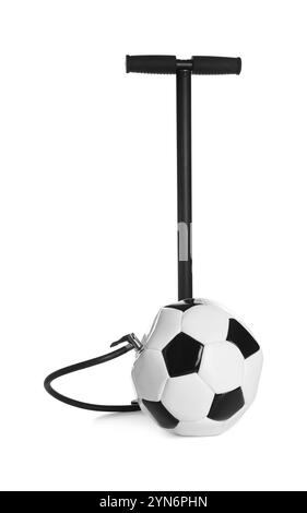 Pallone da calcio sgonfiato e pompa dell'aria manuale isolata sul bianco Foto Stock