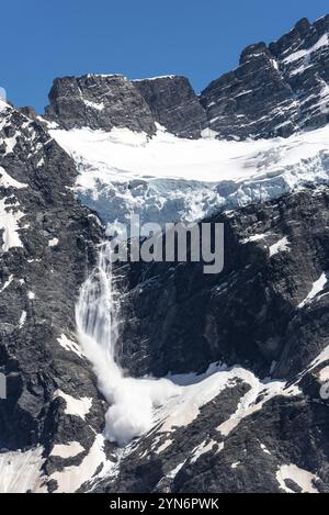 Immagine dettagliata di una valanga a partire dal Monte Sefton, Parco Nazionale del Monte Cook, Isola Sud della Nuova Zelanda Foto Stock