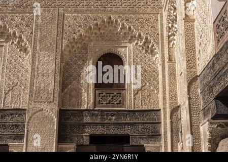 FES, Marocco, 5 aprile 2023, facciata orientale tradizionale nel cortile della madrasa Bou Inaniya nella medina di FES, Marocco, Africa Foto Stock