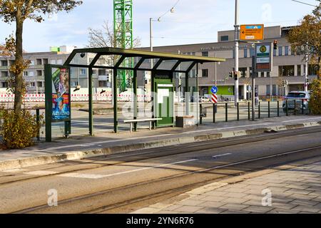 Augusta, Baviera, Germania - 24 novembre 2024: Fermata del tram nella città di Augusta *** Straßenbahn Haltestelle in der Stadt Augsburg Foto Stock