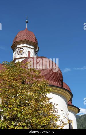 Piccola chiesa di San Bartolomeo sul lago Koenigssee nelle Alpi Bavaresi, Germania, Europa Foto Stock