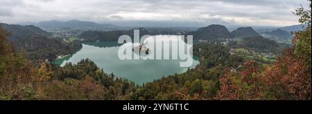 Tranquilla vista sul lago di Bled e l'isola con la sua chiesa di pellegrinaggio Assunzione di Maria, le Alpi slovene Foto Stock