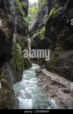 Escursione attraverso la suggestiva gola di Partnach vicino a Garmisch-Partenkirchen nelle Alpi Bavaresi, Germania, Europa Foto Stock