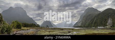 Magnifica vista panoramica di Milford Sound con un bel cielo nuvoloso, Isola del Sud della Nuova Zelanda Foto Stock