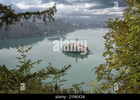 Tranquilla vista sul lago di Bled e l'isola con la sua chiesa di pellegrinaggio Assunzione di Maria, le Alpi slovene Foto Stock