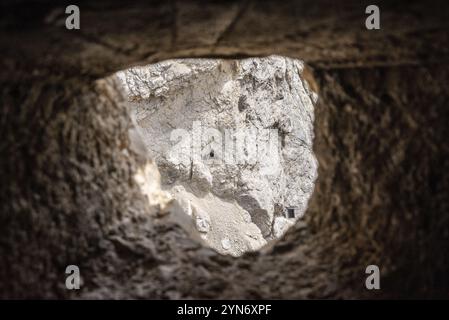 Da una scappatoia si possono ammirare i tunnel del Monte Lagazuoi, costruiti durante la prima guerra mondiale, le Alpi dolomitiche del Tirolo meridionale Foto Stock