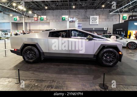 Pick-up elettrico Tesla Cybertruck al Salone dell'automobile di Parigi. Parigi, Francia - 14 ottobre 2024 Foto Stock