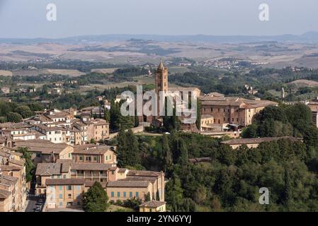 Veduta aerea della Basilica di San Francesco a Siena, vista dal punto panoramico di Facciatone, Italia, Europa Foto Stock