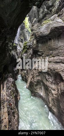 Escursione attraverso la suggestiva gola di Partnach vicino a Garmisch-Partenkirchen nelle Alpi Bavaresi, Germania, Europa Foto Stock