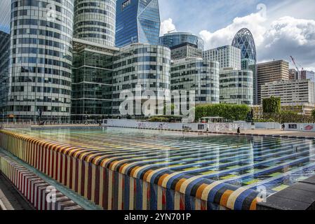 PARIGI, FRANCIA, 29 MAGGIO 2022, fontana colorata nel quartiere finanziario la Defense a Parigi, Francia, Europa Foto Stock