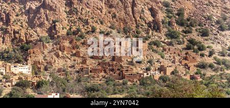 Bellissimo piccolo villaggio Oumesnat con case in argilla tipica nelle montagne anti-Atlante del Marocco Foto Stock