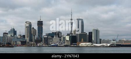 AUCKLAND, NUOVA ZELANDA, 24 GENNAIO 2023, Vista panoramica dello skyline di Auckland dal mare, nuova Zelanda, Oceania Foto Stock