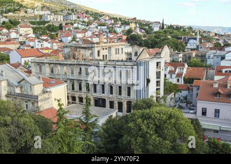 Vecchio edificio distrutto nel centro di Mostar dopo la guerra jugoslava, Bosnia ed Erzegovina, Europa Foto Stock