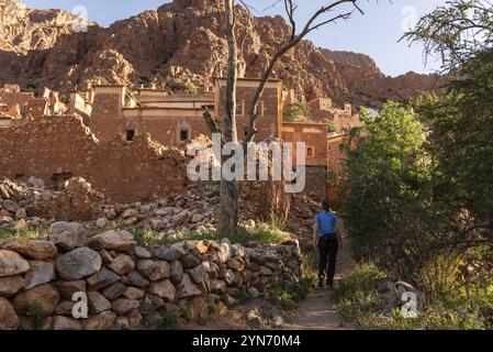 Bellissimo piccolo villaggio Oumesnat con case in argilla tipica nelle montagne anti-Atlante del Marocco Foto Stock