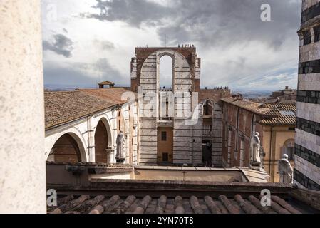 Transetto incompiuto della prevista cattedrale ampliata di Siena, visto dal tetto della cattedrale, Italia, Europa Foto Stock