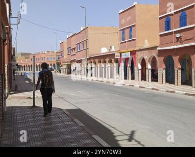 Colonnato tipico nella facciata delle case nel centro di Tata in Marocco Foto Stock