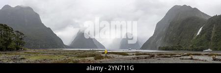 Magnifica vista panoramica di Milford Sound durante il tempo piovoso, Isola del Sud della Nuova Zelanda Foto Stock