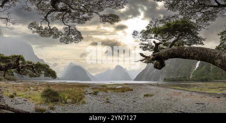 Magnifica vista panoramica di Milford Sound durante il tempo piovoso, Isola del Sud della Nuova Zelanda Foto Stock