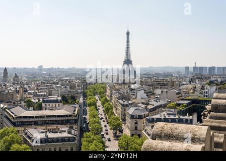 Vista panoramica dall'Arco di Trionfo Sud alla Tour Eiffel, Parigi, Francia, Europa Foto Stock