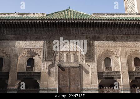 FES, Marocco, 5 aprile 2023, facciata orientale tradizionale nel cortile della madrasa Bou Inaniya nella medina di FES, Marocco, Africa Foto Stock