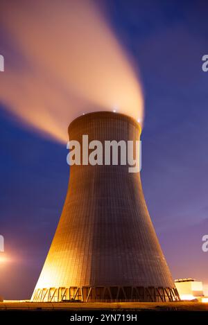 Torre di raffreddamento, chiamata specificamente torre di raffreddamento a correnti naturali iperboloidi, della centrale nucleare di Callaway, Contea di Callaway, Missouri Foto Stock