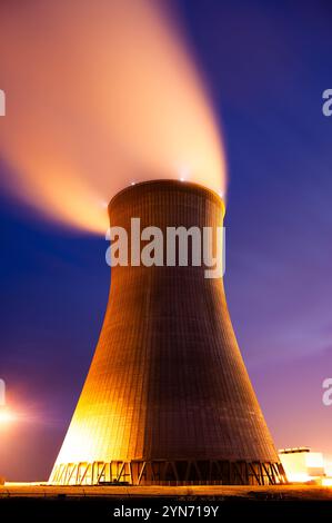 Torre di raffreddamento, chiamata specificamente torre di raffreddamento a correnti naturali iperboloidi, della centrale nucleare di Callaway, Contea di Callaway, Missouri Foto Stock