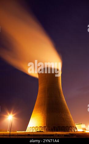 Torre di raffreddamento, chiamata specificamente torre di raffreddamento a correnti naturali iperboloidi, della centrale nucleare di Callaway, Contea di Callaway, Missouri Foto Stock