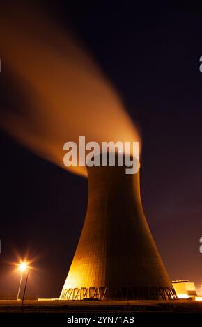 Torre di raffreddamento, chiamata specificamente torre di raffreddamento a correnti naturali iperboloidi, della centrale nucleare di Callaway, Contea di Callaway, Missouri Foto Stock