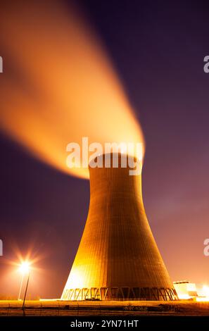 Torre di raffreddamento, chiamata specificamente torre di raffreddamento a correnti naturali iperboloidi, della centrale nucleare di Callaway, Contea di Callaway, Missouri Foto Stock