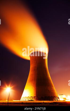 Torre di raffreddamento, chiamata specificamente torre di raffreddamento a correnti naturali iperboloidi, della centrale nucleare di Callaway, Contea di Callaway, Missouri Foto Stock