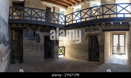 ERCOLANO, ITALIA, 5 MAGGIO 2022, all'interno di un antico negozio romano di Ercolano Foto Stock