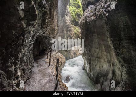 Escursione attraverso la suggestiva gola di Partnach vicino a Garmisch-Partenkirchen nelle Alpi Bavaresi, Germania, Europa Foto Stock