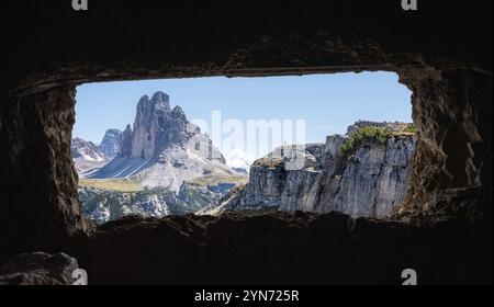 Vista dall'antica finestra di un tunnel militare verso l'iconica montagna delle tre Cime nelle Alpi dolomitiche, ex fronte austro-italiano nel primo Wor Foto Stock