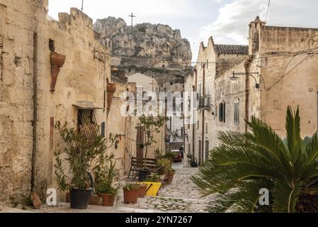 Antico vicolo medievale da qualche parte nella storica città di Matera, nel sud dell'Italia Foto Stock